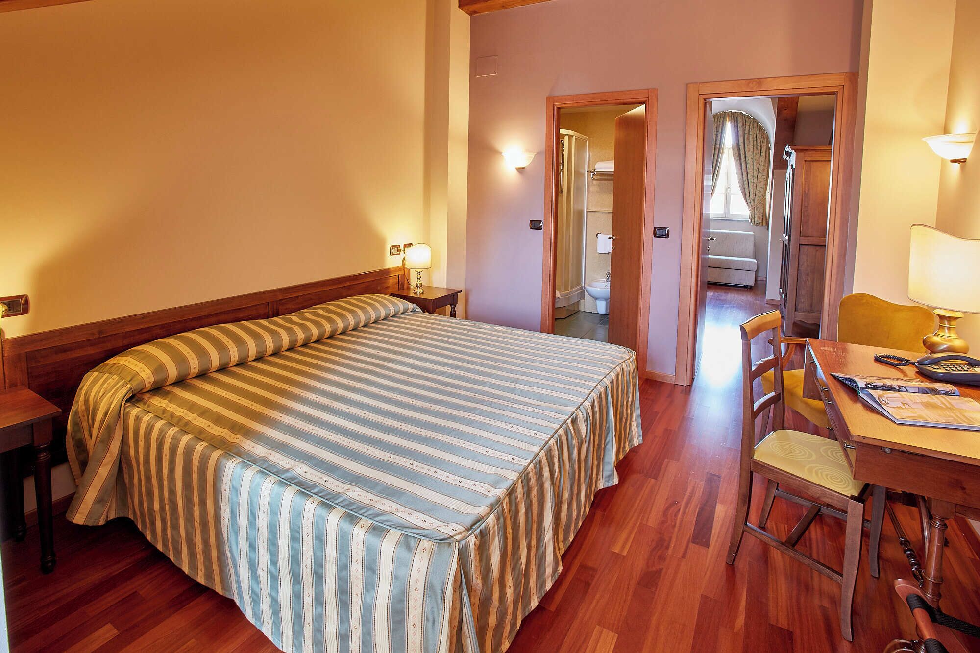 Phòng 4 | Bộ đồ giường cao cấp, chăn bông, nệm có lớp đệm bông, minibar 