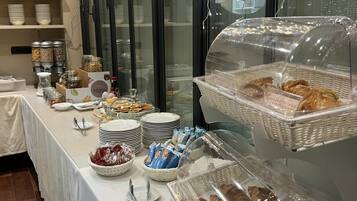 Se ofrece un desayuno a la carta (9 EUR por persona)