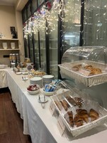 Desayuno a la carta diario (EUR 9 por persona)