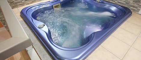 Indoor spa tub