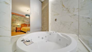 SUITE CON VASCA IDROMASSAGGIO | Bathroom | Free toiletries, hair dryer, bathrobes, bidet