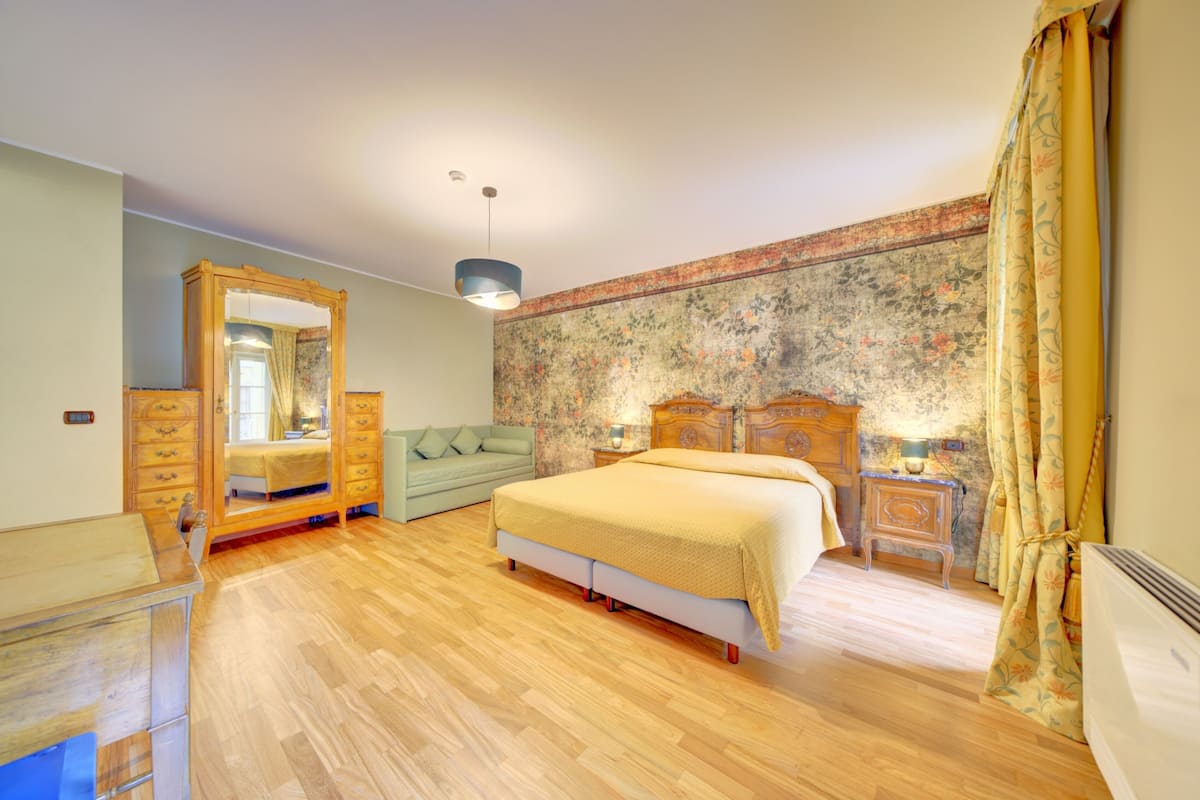 SUITE CON VASCA IDROMASSAGGIO | Biancheria da letto di alta qualità, copriletto in piuma