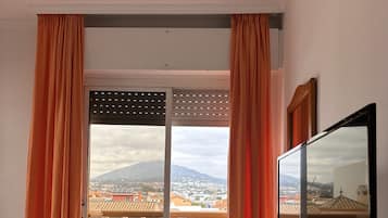 1 bedroom, premium bedding, desk, soundproofing