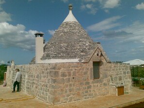 Căn hộ (Trullo - Foggia Rossa) | Minibar, trang bị nội thất với thiết kế riêng biệt, bàn
