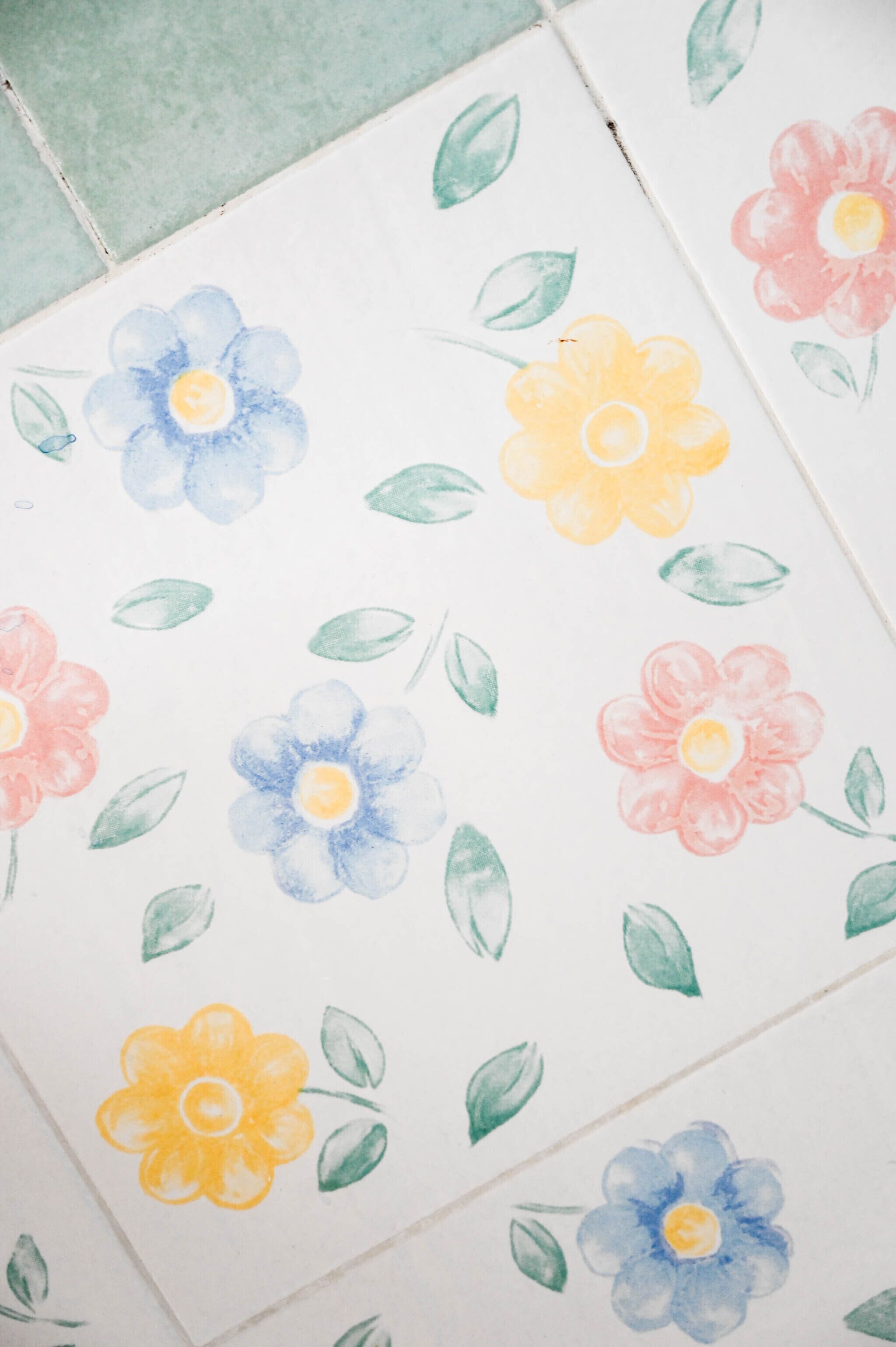 Ein mit einem floralen Muster versehener Fliesenboden.
