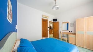 A bedroom with a bed, a desk, a chair, a wardrobe, and a television. - La Casa delle Stelle (Maiori)