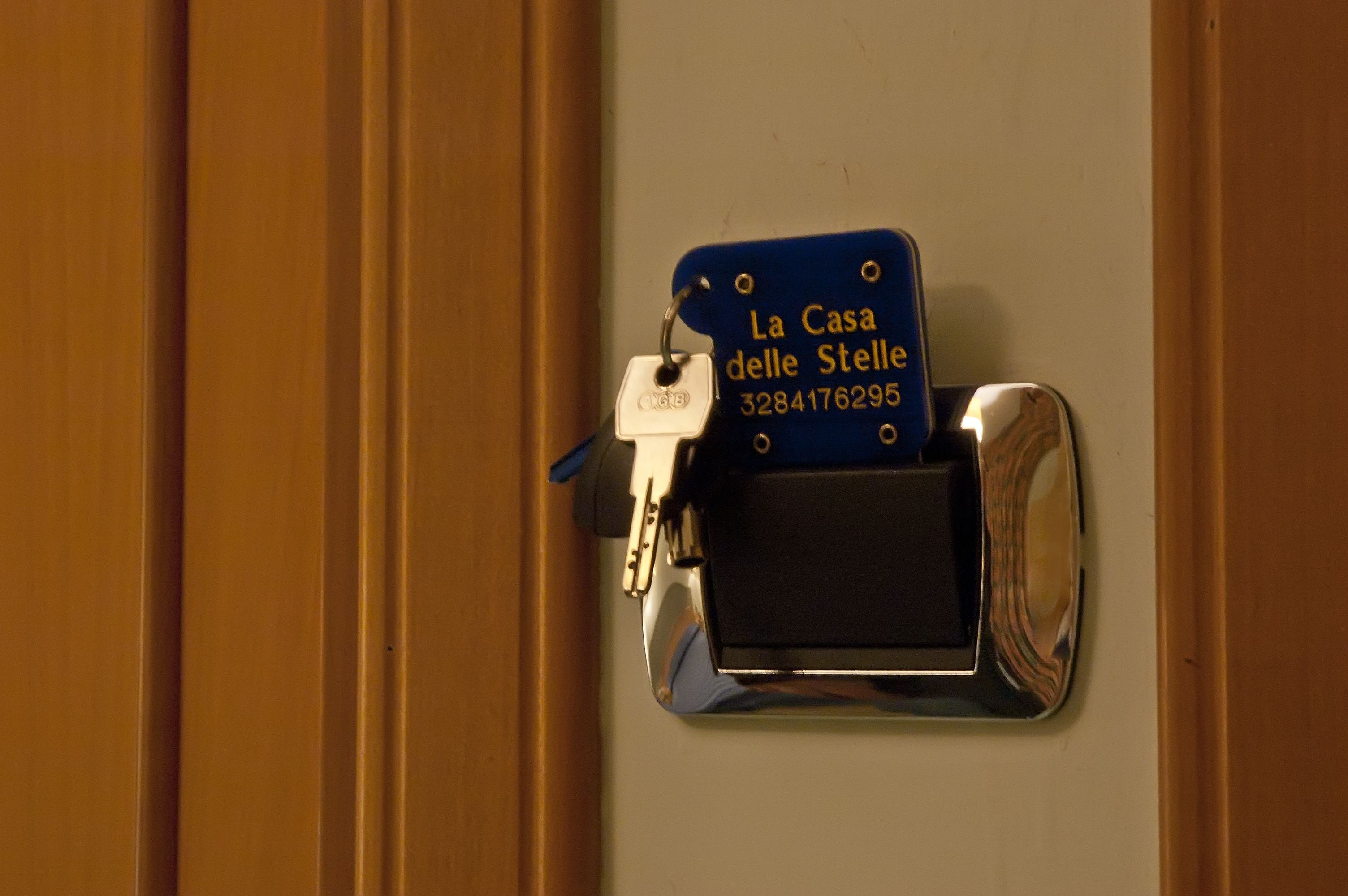 Una cerradura con un orificio para la llave y una tarjeta azul con texto.