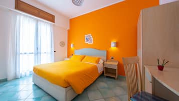 Quarto casal luxo, sacada | Roupas de cama premium, camas com colchões pillow-top, frigobar