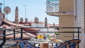 Tägliches inbegriffenes kontinentales Frühstück