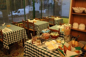 Daily buffet breakfast for a fee - Hôtel Montilleul (Pau)