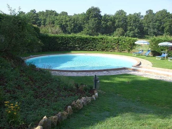 Außenpool, Sonnenschirme, Liegestühle