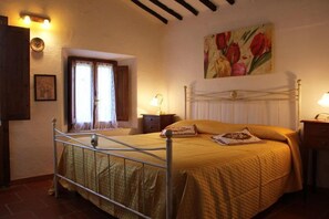 Desk, blackout drapes, bed sheets - Agriturismo La Selva (Siena)