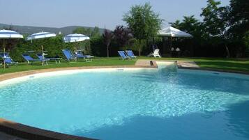 Outdoor pool, pool umbrellas, sun loungers