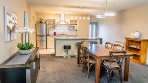 Una cocina moderna con una isla central, una mesa de comedor y sillas.