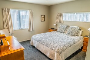 Comfort Apartment, 4 Bedrooms | Premium bedding, in-room safe, desk, soundproofing - Airport Christchurch Motel (Christchurch)