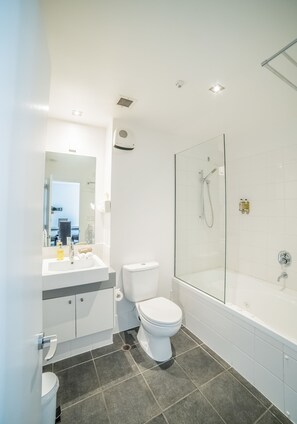 Gratis toiletartikelen, een haardroger, vloerverwarming, handdoeken