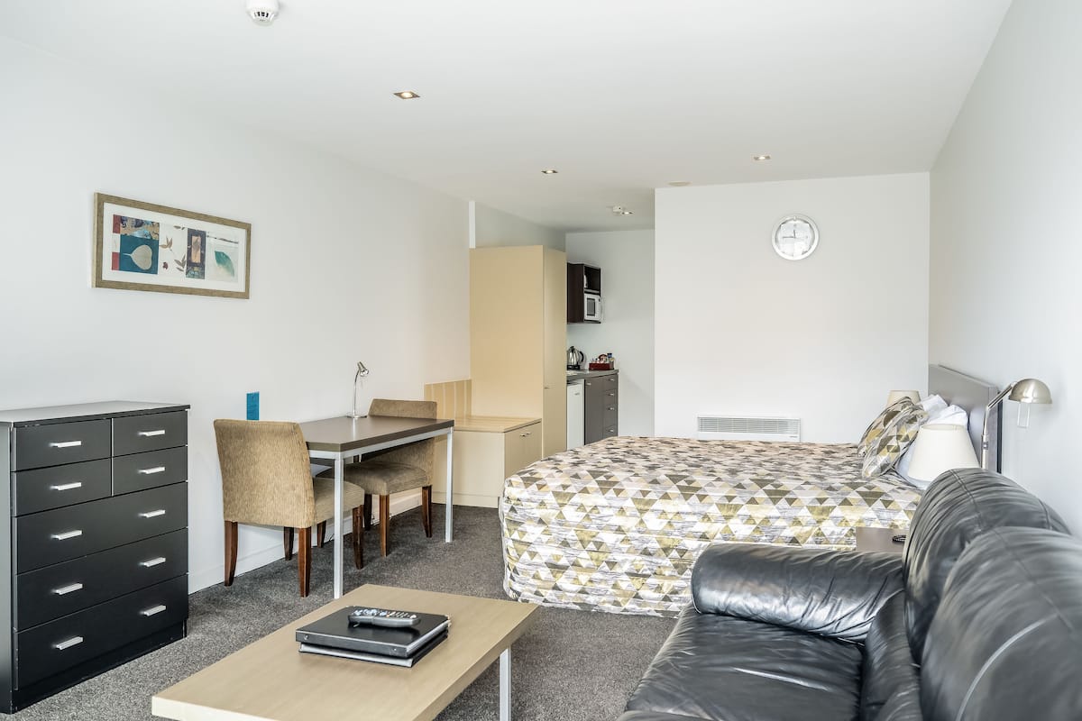 2 bedrooms, premium bedding, in-room safe, desk