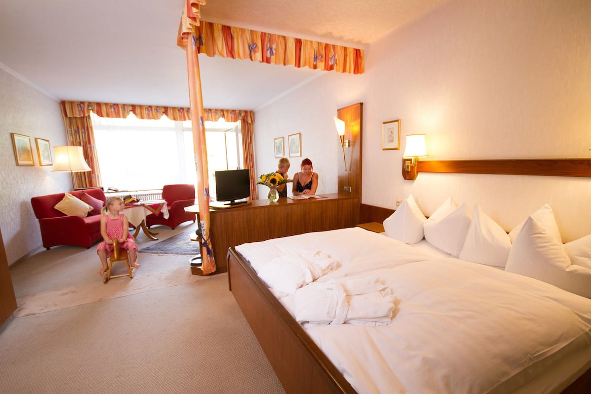 Luxe beddengoed, een bureau, babybedden, extra bedden