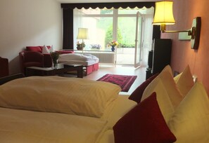 Dreibettzimmer | Hochwertige Bettwaren, Schreibtisch, Babybetten, Zustellbetten