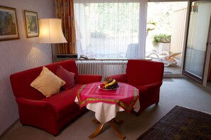 Hochwertige Bettwaren, Schreibtisch, Babybetten, Zustellbetten