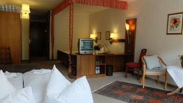 Familieværelse | Premium-sengetøj, skrivebord, baby-/barnesenge (tillægsgebyr)