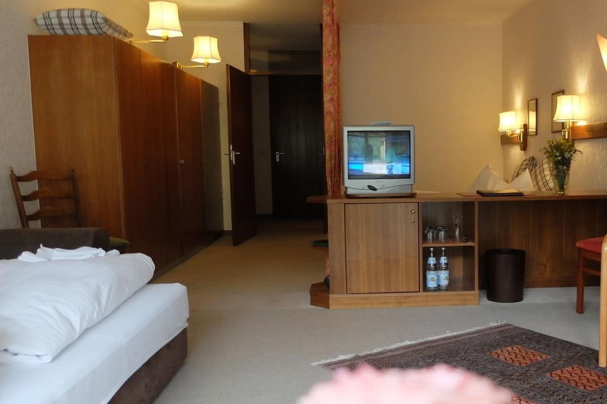 Familiekamer | Luxe beddengoed, een bureau, babybedden, extra bedden