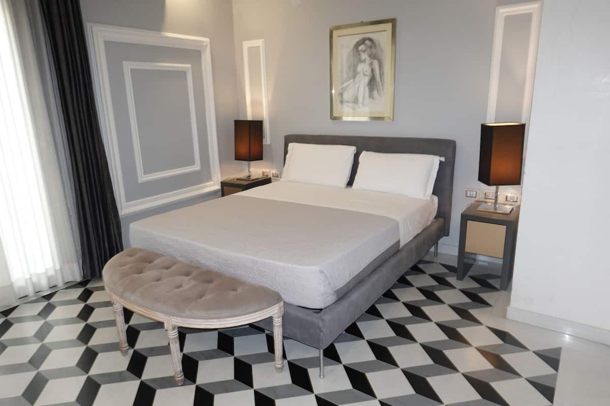 Deluxe Room | Minibar, in-room safe, individually furnished, desk