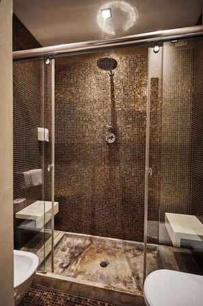 Luxury Room | Bathroom | Shower, rainfall showerhead, hair dryer, bidet - Le Stanze di Caterina (Florence)