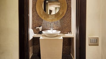 Quarto superluxo | Banheiro | Chuveiro, chuveiro com efeito de chuva, secador de cabelo, bidê