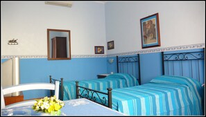 Kamer, 1 twee- of 2 eenpersoonsbedden | Een bureau, gratis babybedden, gratis wifi