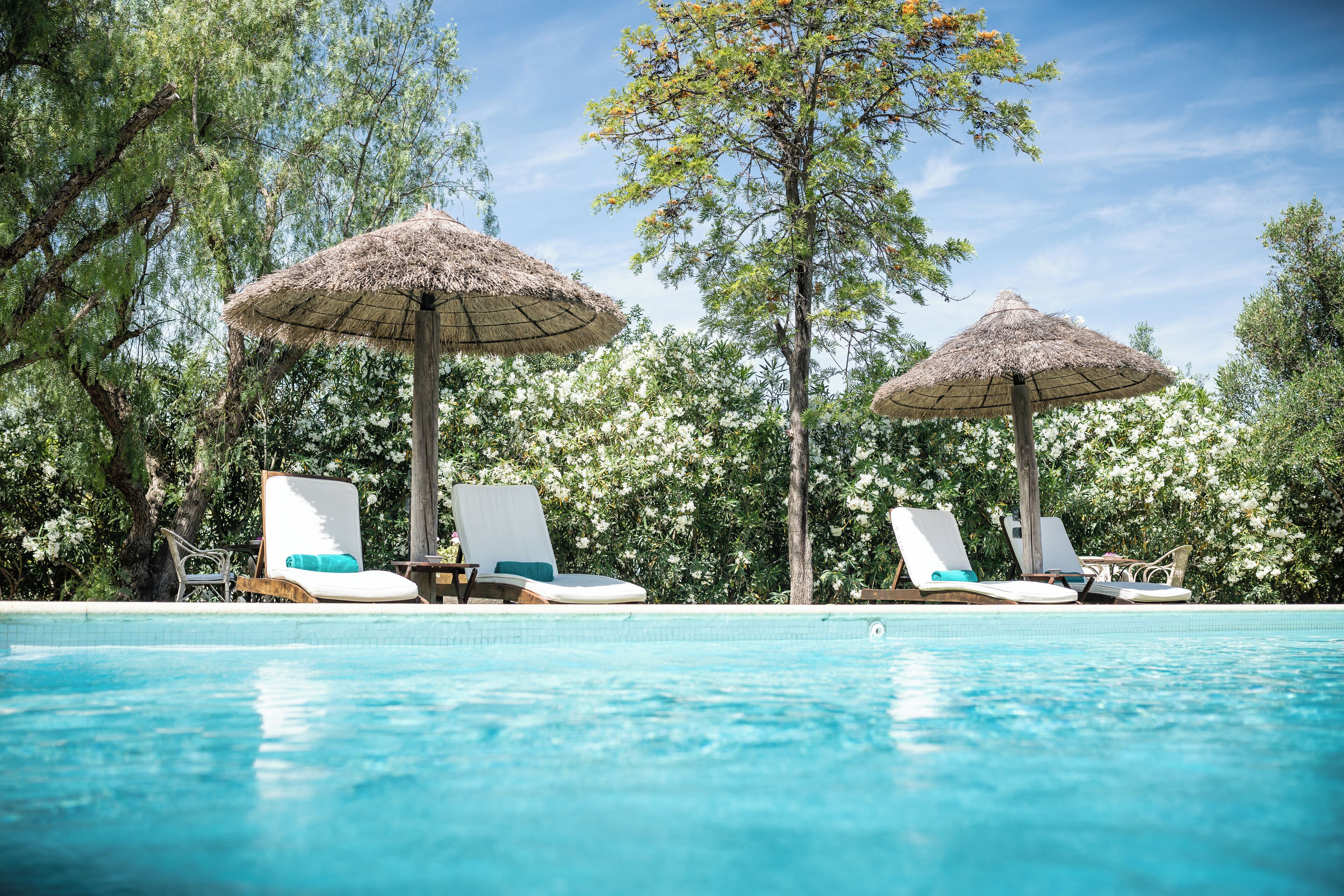 seasonal outdoor pool, pool loungers