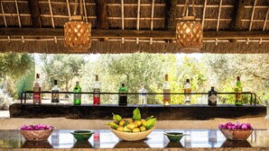 Quầy bar bên hồ bơi