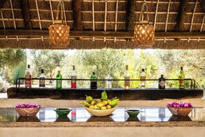 Bar en bord de piscine