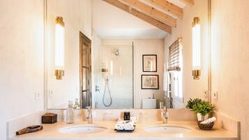 Villa (Suite) | Baño | Ducha y bañera combinadas y cabezal de ducha tipo lluvia