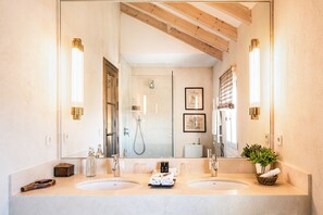 Villa (Suite) | Bagno | Combinazione doccia/vasca, soffione a pioggia, set di cortesia gratuito