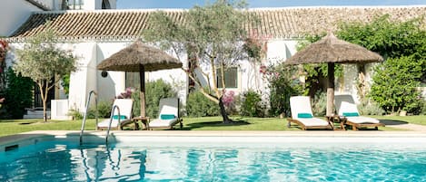 Piscine extérieure (ouverte en saison), chaises longues