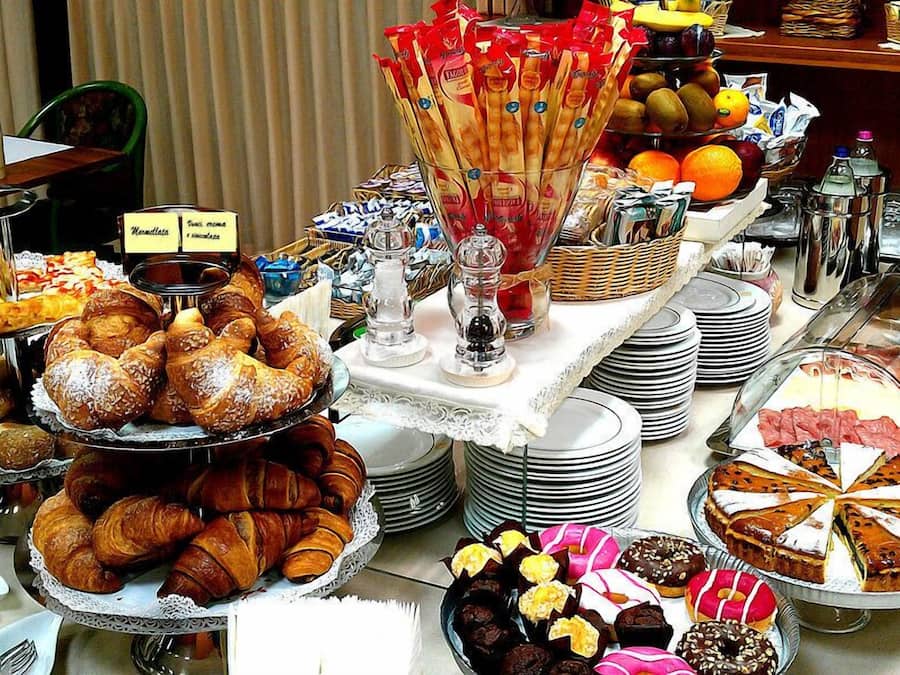 Café da manhã completo todos os dias (EUR 8.00 por pessoa)