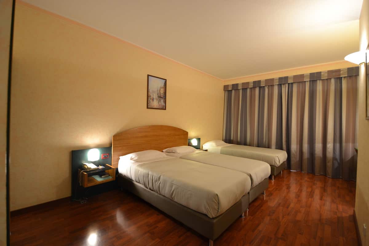 Triple Room | Premium bedding, minibar, in-room safe, desk