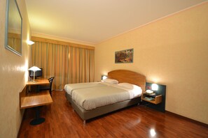 ห้องทวิน | เครื่องนอนระดับพรีเมียม, มินิบาร์, ตู้นิรภัยในห้องพัก, โต๊ะทำงาน