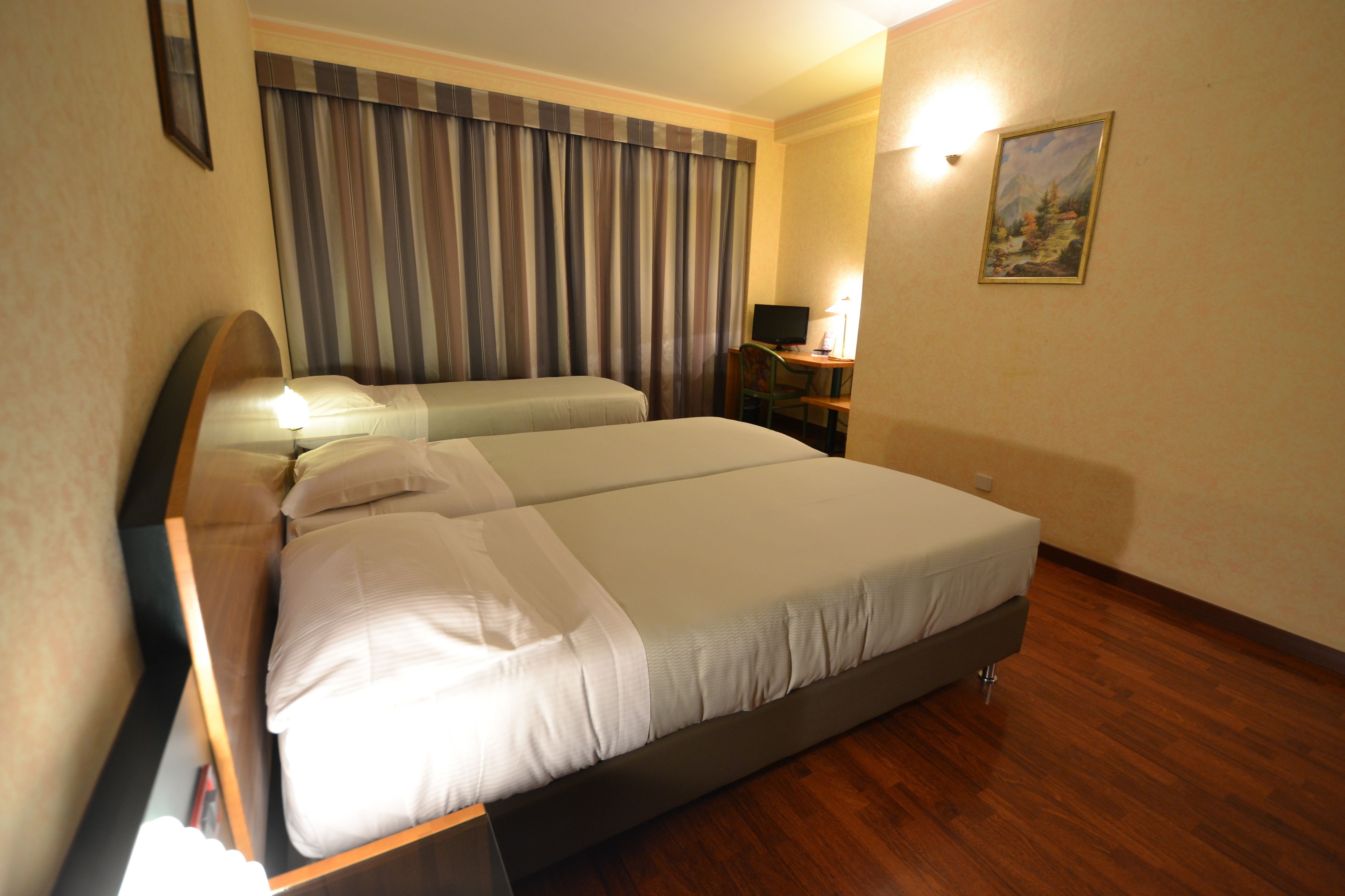 triple room | premium bedding, minibar, in-room safe, desk