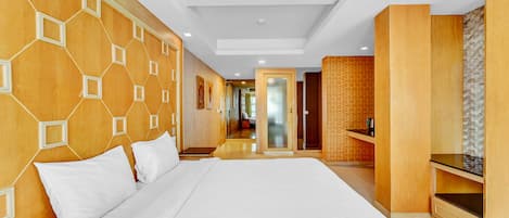 Superior kamer | Een kluis op de kamer, een bureau, geluiddichte muren