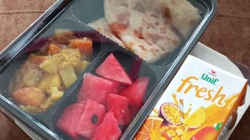 Sarapan dibawa pulang setiap hari (THB 120 per orang)