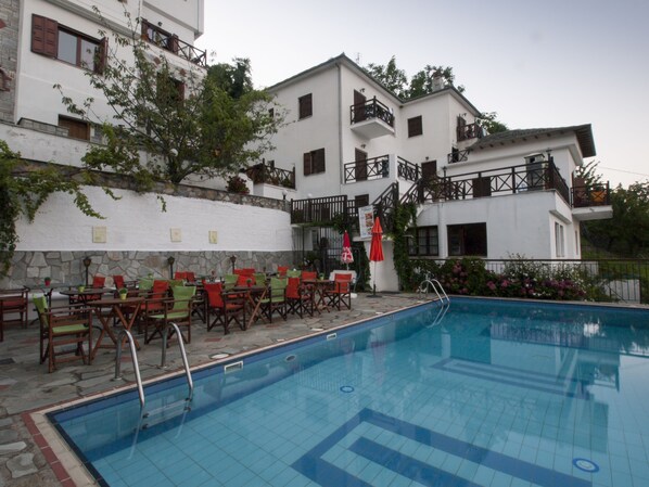 Outdoor pool, pool loungers - Astromeria Hotel (Zagora-Mouresi)