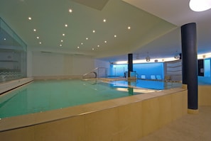 Indoor pool, sun loungers