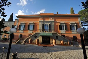 Front of property - Agriturismo Villa de' Fiori (Pistoia)