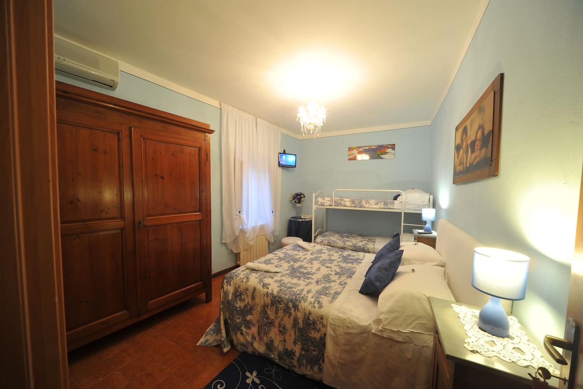 Triple Room | Desk, cots/infant beds, free WiFi