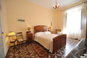 Superior Double Room | Desk, cots/infant beds, free WiFi - Agriturismo Villa de' Fiori (Pistoia)