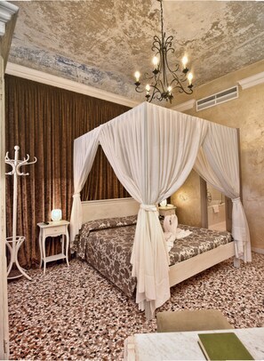 Junior Suite, 1 Queen Bed, Non Smoking, Garden View | Desk, free WiFi, bed sheets - Casa Martini (Venice)