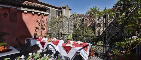 Colazione continentale, servita tutte le mattine (20 EUR a persona) 