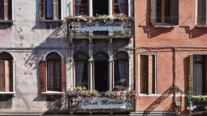 A building with a storefront labeled "Casa Martini" and a sign indicating a 70% discount. - Casa Martini (Venice)
